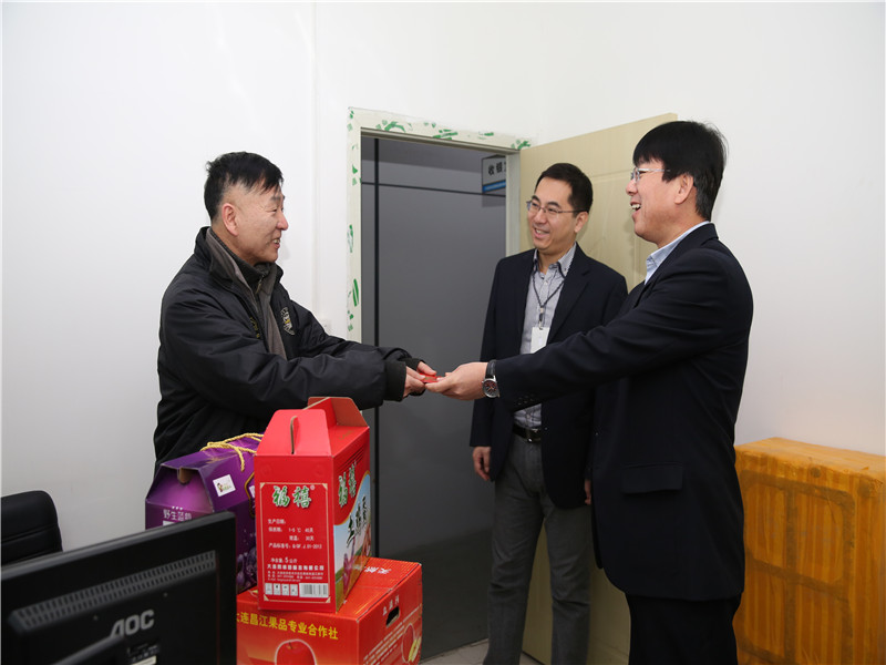 会展旅游集团党委领导春节前慰问老党员和困难党员